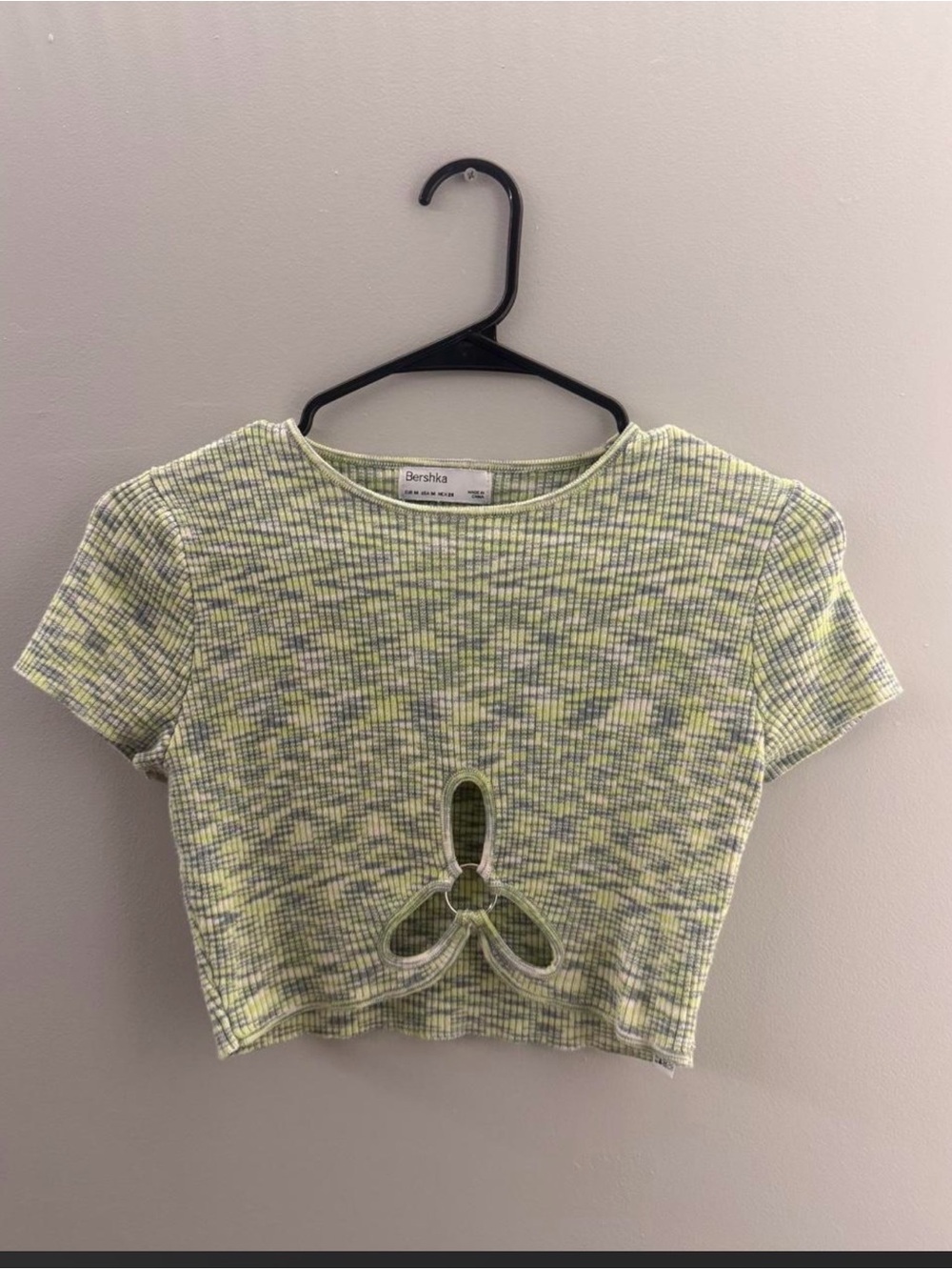 Bershka Yellow-Green Patterned Ribbed Crop Top with Front Ring Cutout